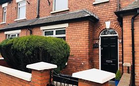 Cosy Two Bed Terraced House 7Min Drive From City