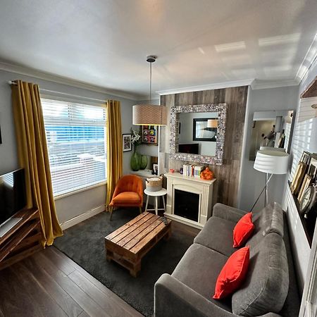 Cosy Two Bed Terraced House 7Min Drive From City Belfast Exterior photo