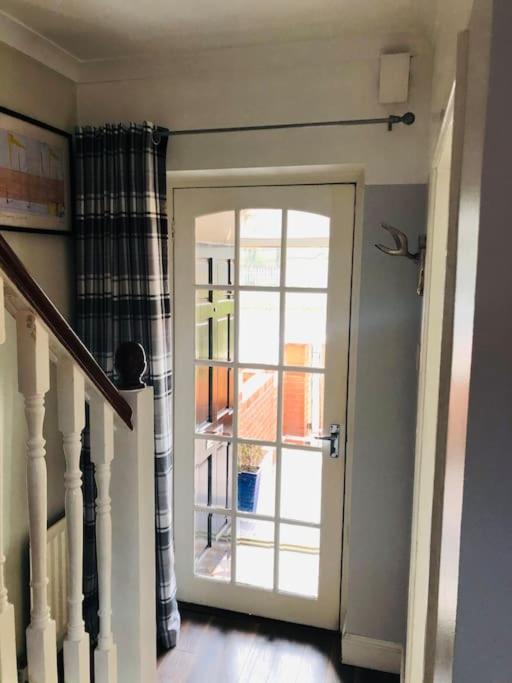 Cosy Two Bed Terraced House 7Min Drive From City Belfast Exterior photo