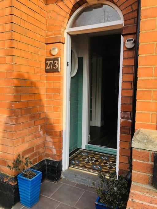 Cosy Two Bed Terraced House 7Min Drive From City Belfast Exterior photo