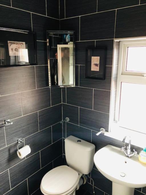 Cosy Two Bed Terraced House 7Min Drive From City Belfast Exterior photo