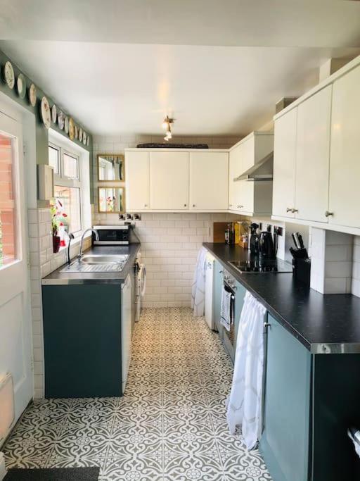 Cosy Two Bed Terraced House 7Min Drive From City Belfast Exterior photo