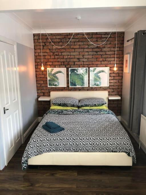 Cosy Two Bed Terraced House 7Min Drive From City Belfast Exterior photo