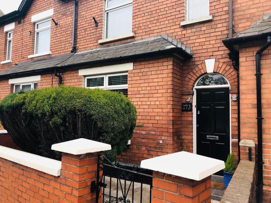 Cosy Two Bed Terraced House 7Min Drive From City Belfast Exterior photo