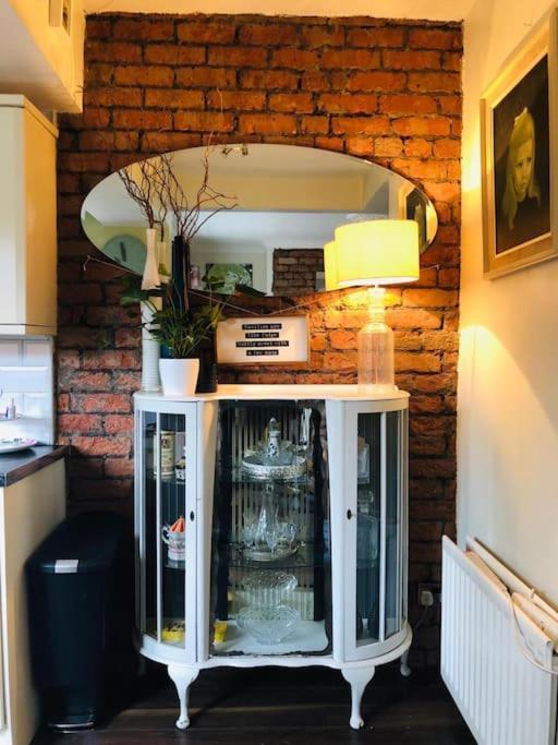 Cosy Two Bed Terraced House 7Min Drive From City Belfast Exterior photo