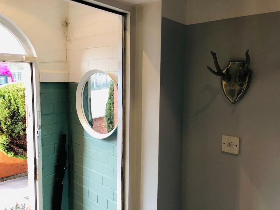 Cosy Two Bed Terraced House 7Min Drive From City Belfast Exterior photo
