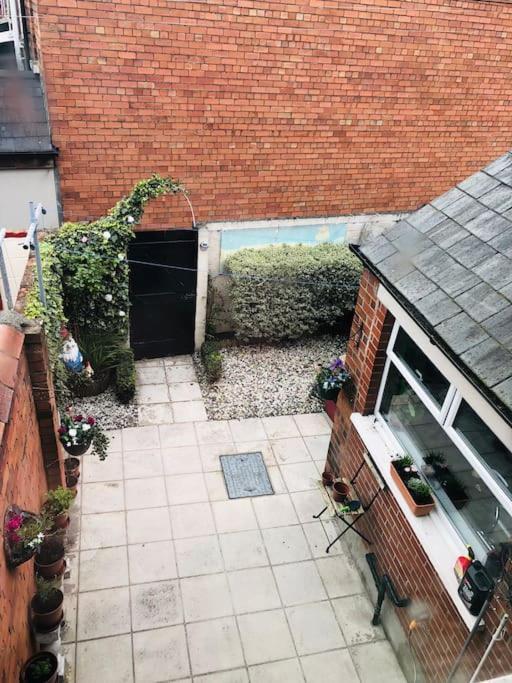 Cosy Two Bed Terraced House 7Min Drive From City Belfast Exterior photo