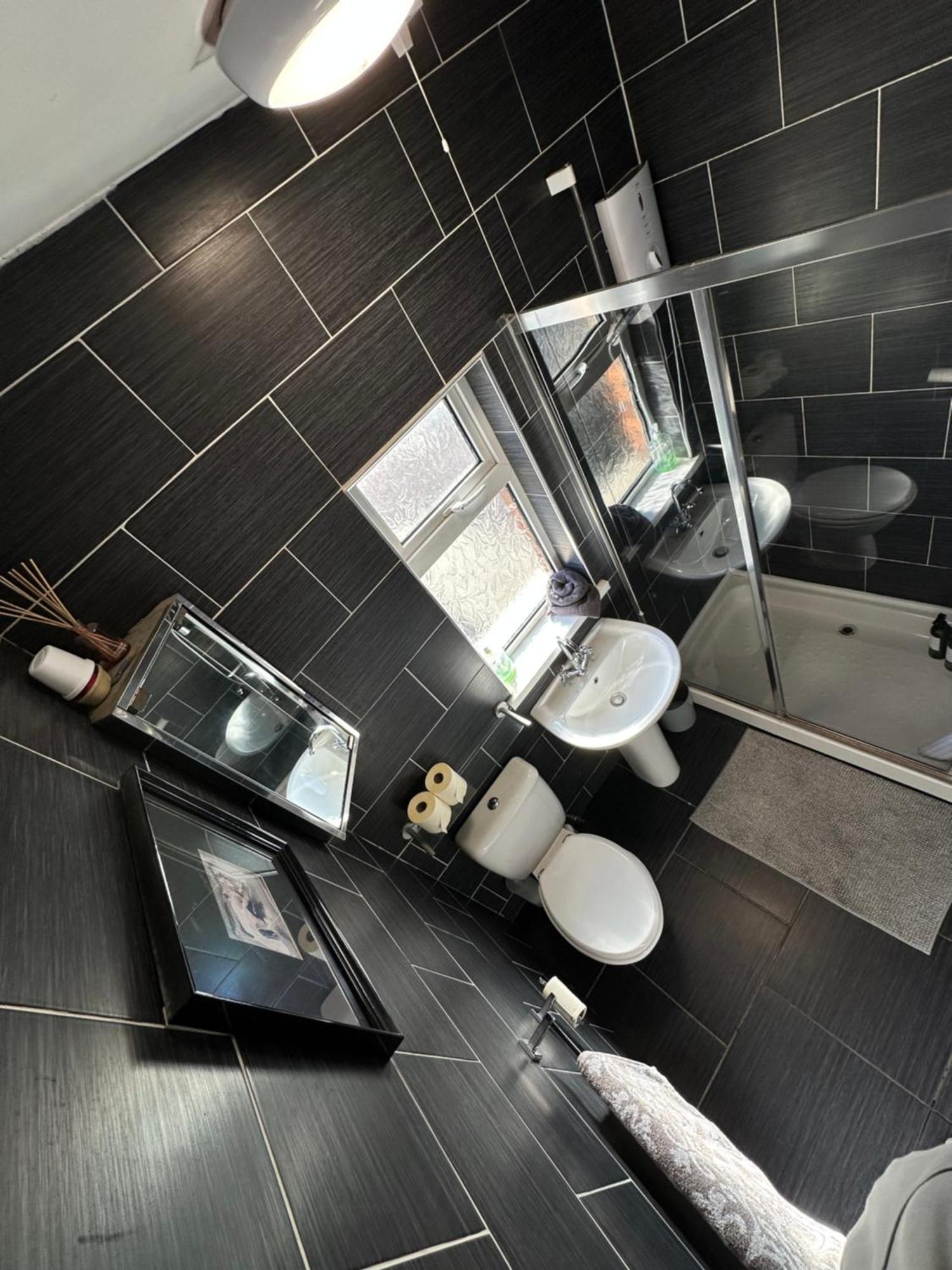 Cosy Two Bed Terraced House 7Min Drive From City Belfast Exterior photo